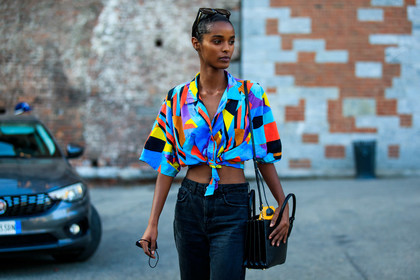 vintage shirt, geometrical printed shirt, multicolor shirt, light blue shirt, purple shirt, orange shirt, square shape glasses, scale sunglasses, short sleeves shirt, knotted shirt, cropped shirt, black jeans, fashion week, frenchystyle, FW, jonathan paciullo, street style, MFW, MILAN, SPRING SUMMER 2021, SS 21, horizontal, atmosphere details, detail, model