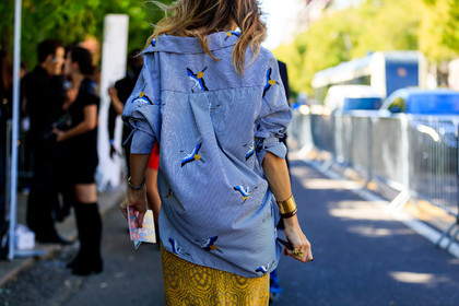 atmosphere details, blue shirt, detail, fashion week, frenchystyle, FW, graphic shirt, graphic skirt, horizontal, jonathan paciullo, MFW, MILAN, printed shirt, printed skirt, SPRING SUMMER 2018, SS 18, street style, yellow skirt