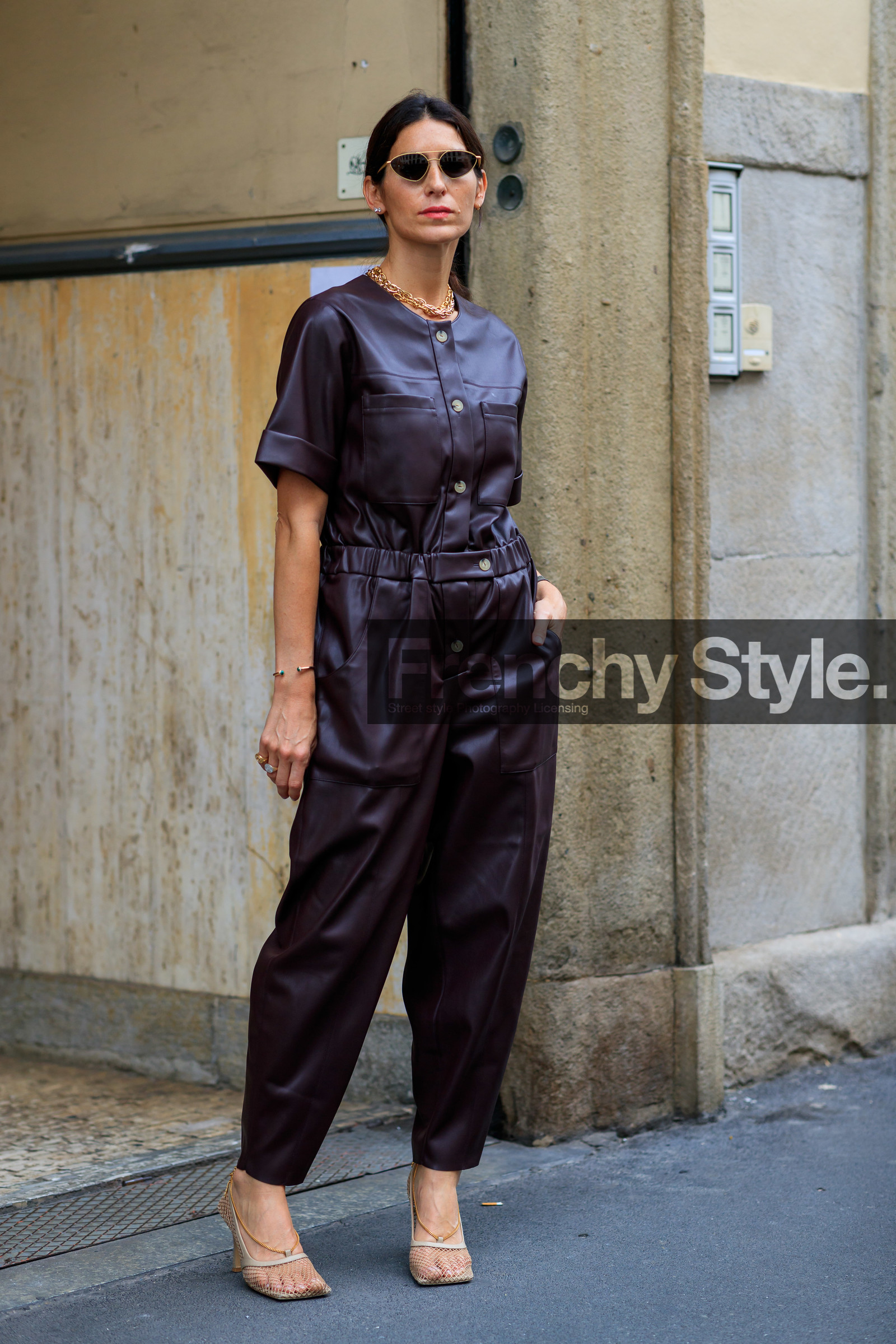 deborah reyner sebag, leather pants, leather shirt, leather total look, short sleeves shirt, brown shirt, brown pants, aviator sunglasses, metalic frame sunglasses, piaget bracelet, golden bracelet, golden necklace, chain necklace, chain detail shoes, squared toed shoes, beige leather shoes, bottega veneta shoes, diamond earrings, fashion week, frenchystyle, FW, jonathan paciullo, street style, MFW, MILAN, SPRING SUMMER 2020, SS 20