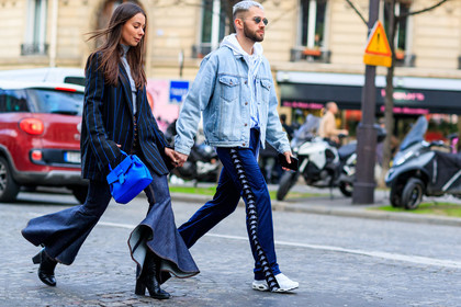 atmosphere details, AUTUMN WINTER 2017-2018, AW 17-18, black jacket, black shoes, blazer, blue bag, blue denim, denim jacket, denim pants, dyed hair, FALL WINTER 2017-2018, fashion week, flare jean, frenchystyle, full length, FW, FW 17-18, grey sweater, high heels, high waist, hoodie, horizontal, jeans, jonathan paciullo, leather bag, leather shoes, leila yavari, navy pants, PARIS, PFW, printed jacket, street style, striped jacket, trousers, white sneakers, white sweater