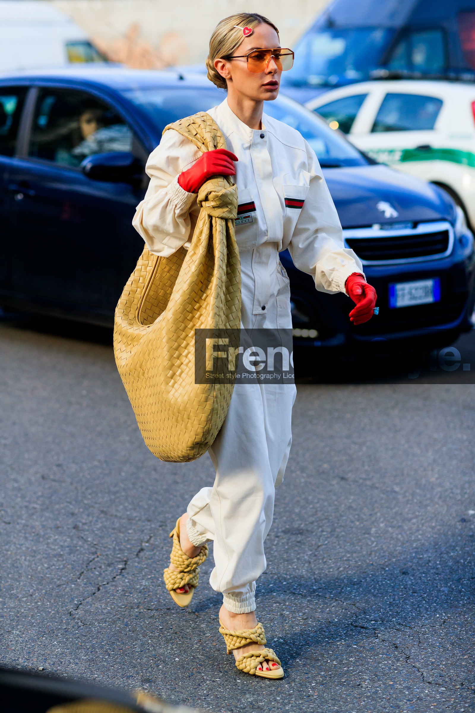 bottega veneta bag, oversize bag, big bag, shoulder bag, plaited bag, plaited leather bag, light yellow leather bag, round shape bag, hair clip, hair details, prada hair clip, heart shape hair clip, red leather gloves, white jumpsuit, gucci jumpsuit, long sleeves jumpsuit, light yellow leather shoes, light yellow leather sandals, plaited sandals, plaited slippers, aviator sunglasses, orange sunglasses, metalic frame sunglasses, gucci sunglasses, fashion week, frenchystyle, FW, jonathan paciullo, street style, MFW, MILAN, AUTUMN WINTER 2020-2021, FALL WINTER 2020-2021, FW 20-21, vertical, full length