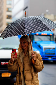 beige coat, down jacket, gucci umbrella, monogrammed umbrella, black umbrella, fashion week, frenchystyle, FW, jonathan paciullo, street style, NYFW, NEW YORK, AUTUMN WINTER 2020-2021, FALL WINTER 2020-2021, FW 20-21, vertical, atmosphere details, detail