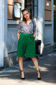 striped shirt, black and white shirt, black shirt, white shirt, green pants, bermuda pants, belted pants, zebra printed shirt, short sleeves shirt, shorts, black pumps, laced shoes, laced pumps, suede shoes, fashion week, frenchystyle, FW, jonathan paciullo, street style, MFW, MILAN, SPRING SUMMER 2021, SS 21, vertical, full length