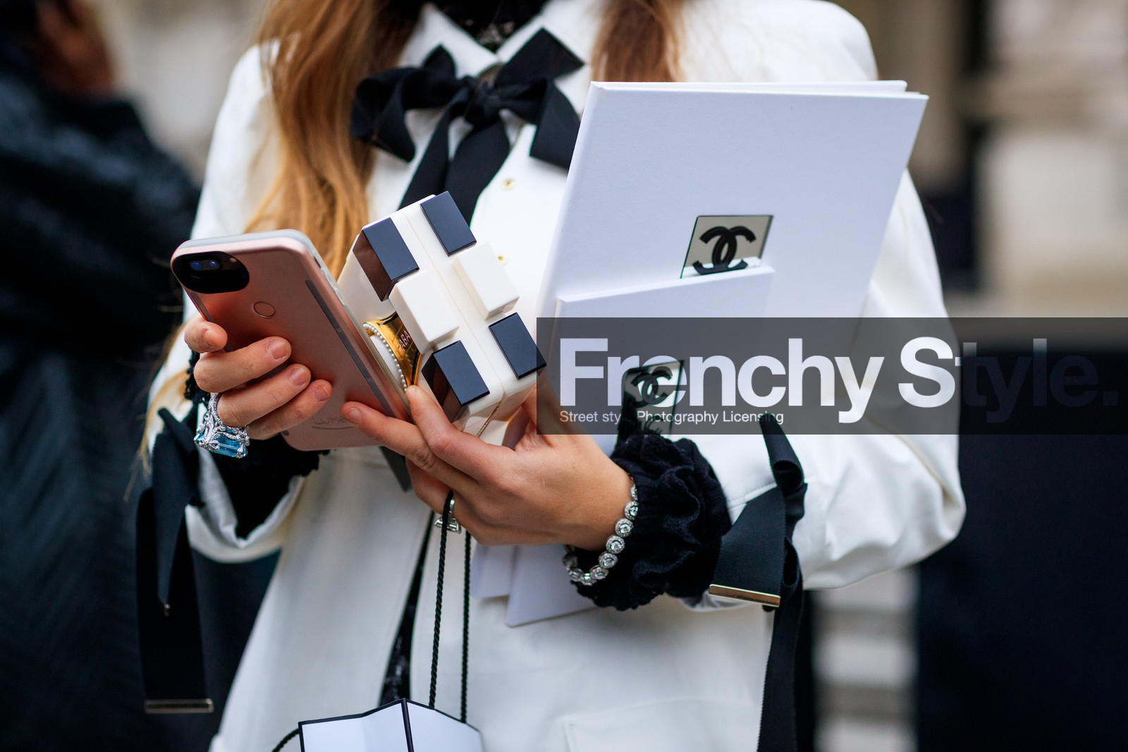 black and white bag, bow, chanel, graphic clutch, pearls, rings, white coat, fashion week, frenchystyle, FW, jonathan paciullo, street style, PFW, PARIS, SPRING SUMMER 2017, SS 17, HAUTE COUTURE, atmosphere details, detail, horizontal