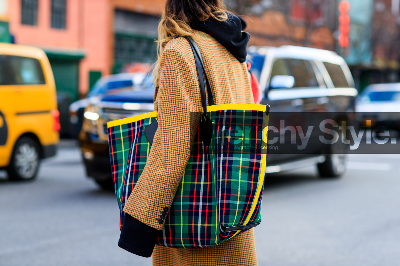 black sweater, brown coat, checked, checked bag, graphic bag, graphic jacket, green bag, hoodie, houndstooth pattern, leather bag, plaid, printed bag, printed jacket, tartan, street style, jonathan paciullo, FW, frenchystyle, fashion week, NYFW, NEW YORK, AUTUMN WINTER 2018-2019, AW 18-19, FALL WINTER 2018-2019, FW 18-19, atmosphere details, horizontal, detail