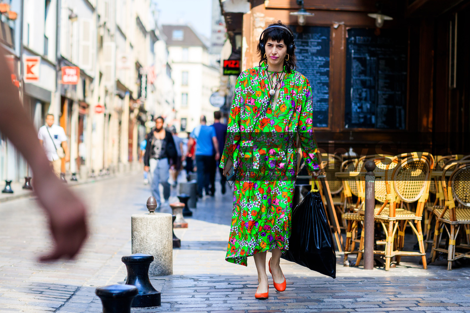 atmosphere details, black bag, fashion week, floral, flower, frenchystyle, full length, FW, green dress, horizontal, jonathan paciullo, leather bag, leather shoes, MENSWEAR, orange shoes, PARIS, PFW, printed dress, SPRING SUMMER 2018, SS 18, street style, vêtements