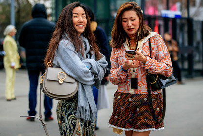 beige bag, black bag, brown dress, chloé, earrings, embroideries, graphic dress, grey sweater, leather bag, orange dress, printed dress, PARIS, PFW, street style, jonathan paciullo, FW, frenchystyle, fashion week, AUTUMN WINTER 2019-2020, AW 19-20, FALL WINTER 2019-2020, FW 19-20, horizontal, atmosphere details, detail