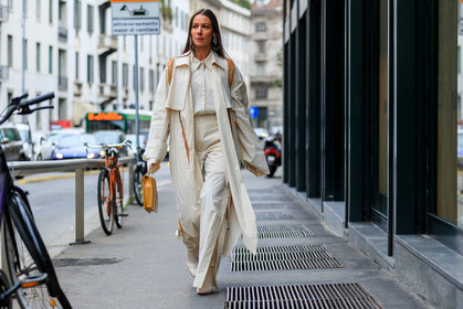 alice & j.s, leather bag, leather shoes, stripes, trousers, white coat, white pants, white shirt, white shoes, yellow bag, MILAN, MFW, fashion week, frenchystyle, FW, jonathan paciullo, street style, AUTUMN WINTER 2019-2020, AW 19-20, FALL WINTER 2019-2020, FW 19-20, atmosphere details, full length, horizontal