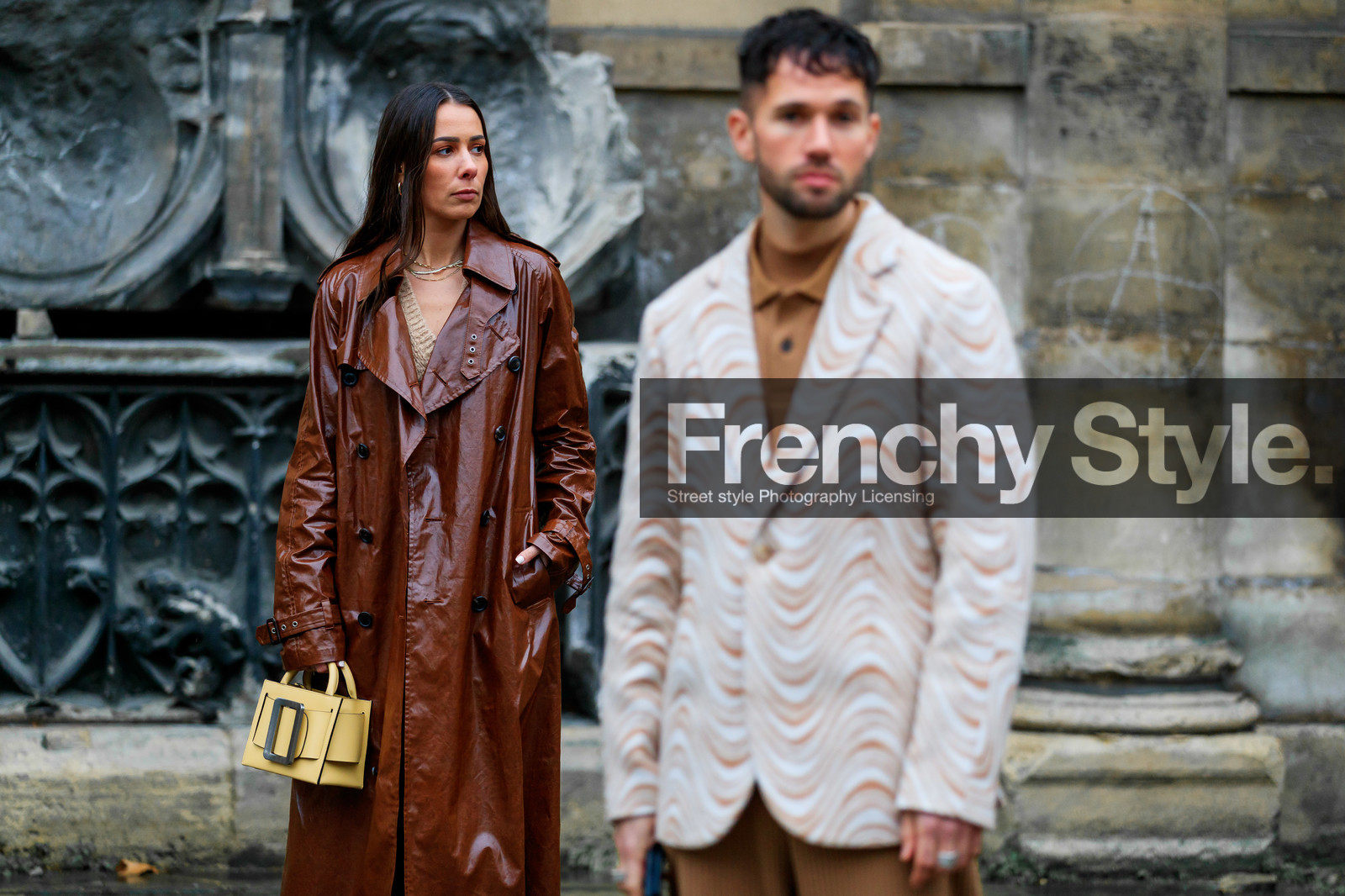 alice & j.s, alice barbier, JS roques, brown leather trench coat, vinyl trenchcoat, polish trench coat, yellow leather bag, hand bag, big buckle bag, boyy bag, fashion week, frenchystyle, FW, jonathan paciullo, street style, PFW, PARIS, horizontal, atmosphere details, detail