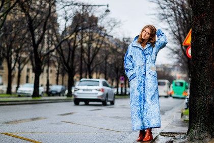 atmosphere details, AUTUMN WINTER 2017-2018, AW 17-18, blue denim, camel boots, denim coat, FALL WINTER 2017-2018, fashion week, frenchystyle, full length, FW, FW 17-18, high heels, horizontal, jonathan paciullo, leather shoes, PARIS, PFW, printed coat, street style, tie & die