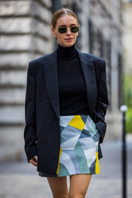 black blazer, black sunglasses, black turtleneck, blazer, grey skirt, leather skirt, ovale sunglasses, patchwork, Pernille Teisbaek, print, printed skirt, short skirt, skirt, sunglasses, turtleneck, street style, jonathan paciullo, FW, frenchystyle, fashion week, PFW, PARIS, SPRING SUMMER 2022, SS 22, vertical, atmosphere details