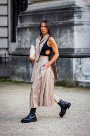 Alice Barbier, asymetrical blazer, bag, beige blazer, beige skirt, black boots, black top, blazer, boots, cut out top, ecru bag, leather bag, leather boots, margiela bag, pleated skirt, quilted bag, skirt, street style, jonathan paciullo, FW, frenchystyle, fashion week, PFW, PARIS, SPRING SUMMER 2022, SS 22, vertical, full length