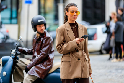 alice & j.s, alice barbier, JS roques, beige jacket, brown pullover, yellow sunglasses, aviator sunglasses, metalic frame sunglasses, big chain necklace, golden necklace, fashion week, frenchystyle, FW, jonathan paciullo, street style, PFW, PARIS, horizontal, atmosphere details, detail