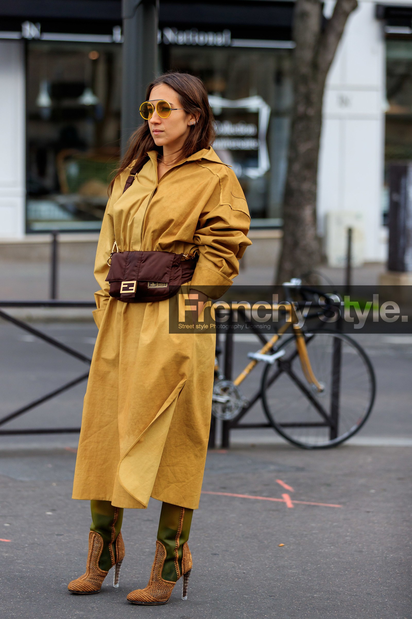 aviator sunglasses, round shape sunglasses, yellow sunglasses, fendi bag, fendi sunglasses, fendi belt, camel dress, camel jacket, jacket dress, long sleeves dress, belted dress, brown bag, crossbody bag, belt bag, long jacket, long dress, plaited boots, camel boots, straw boots, green boots, sheer boots, high boots, high heels boots, bicolor boots, fashion week, frenchystyle, FW, jonathan paciullo, street style, PFW, PARIS, AUTUMN WINTER 2020-2021, FALL WINTER 2020-2021, FW 20-21, vertical, full length