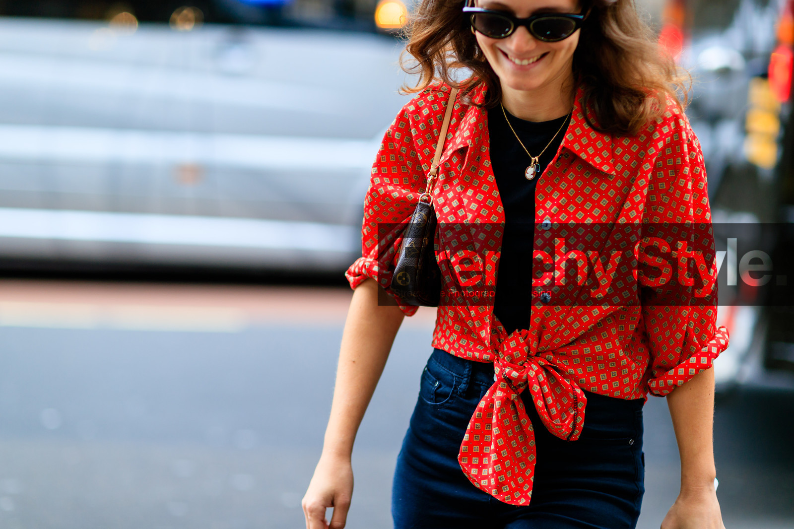atmosphere details, black bag, black pants, blue denim, brown bag, denim pants, detail, fashion week, frenchystyle, FW, horizontal, jeans, jonathan paciullo, leather bag, LFW, LONDON, louis vuitton, lurex, monogram, printed bag, printed shirt, red shirt, SPRING SUMMER 2017, SS 17, street style, sunglasses, tied up shirt, trousers, woman