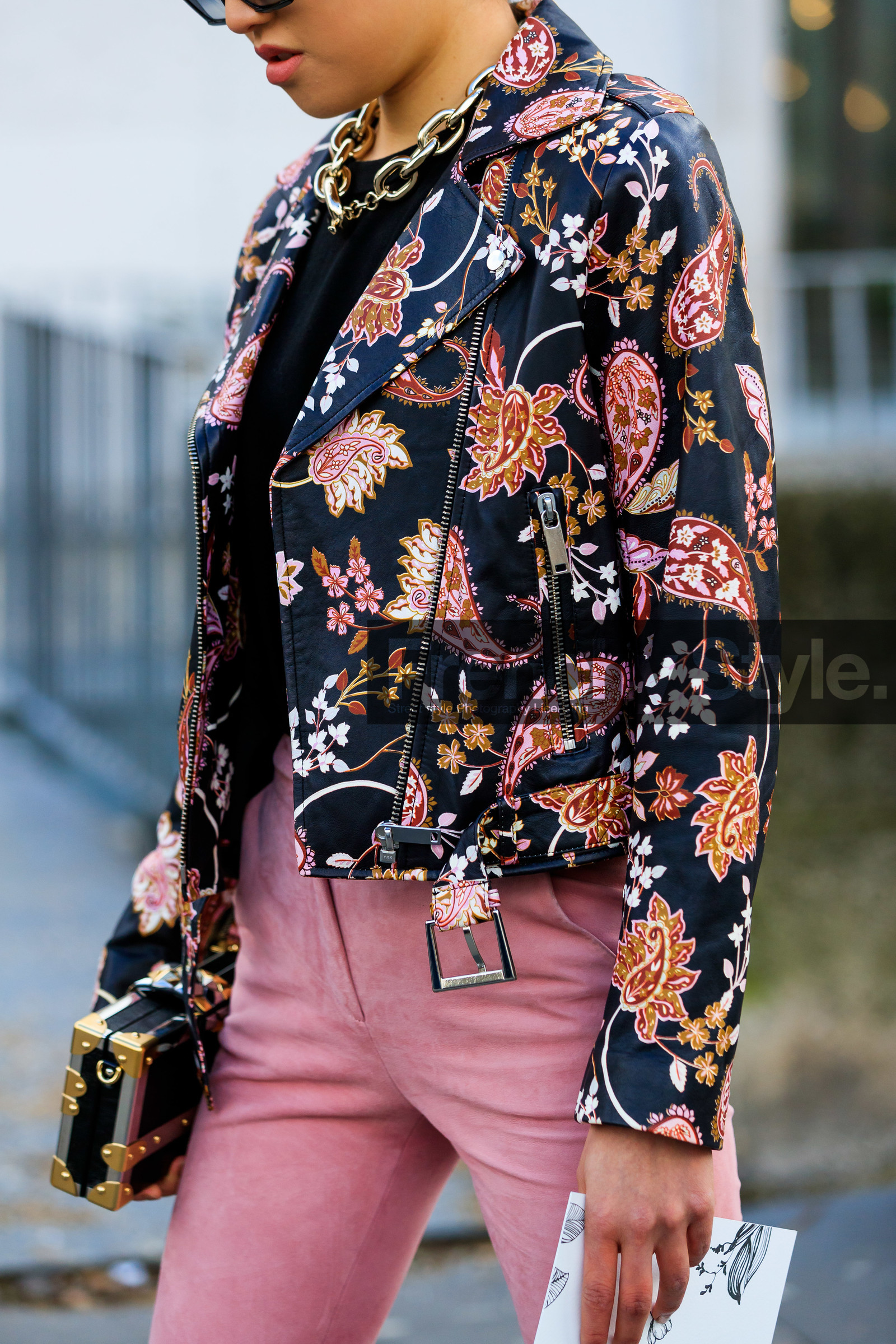 jaime xie, black leather perfecto, cachemere printed perfecto, printed perfecto, pink pants, close up detail, multicolor perfecto, elie saab jacket, big chain necklace, golden necklace, paco rabanne necklace, pink suede pants, suede pants, louis vuitton bag, louis vuitton clutch, box bag, metalic bag, silvered bag, black leather clutch, black leather bag, fashion week, frenchystyle, FW, jonathan paciullo, street style, PFW, PARIS, vertical, atmosphere details, detail