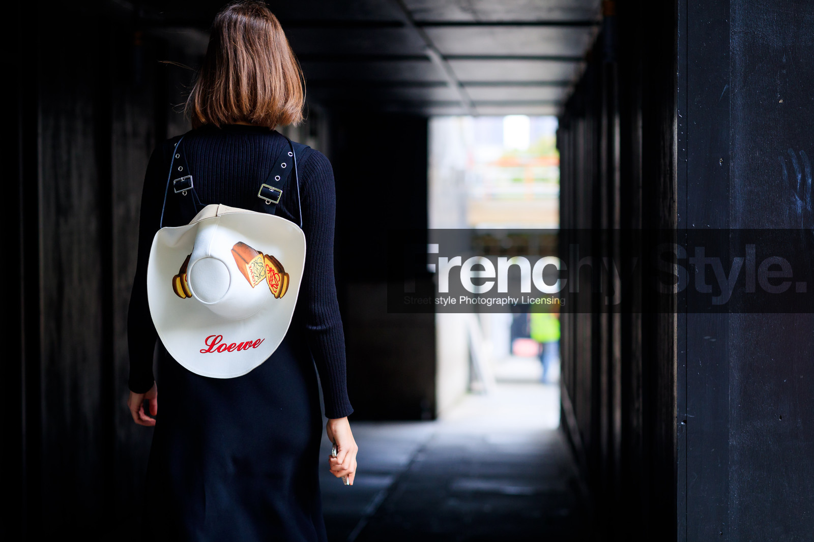 atmosphere details, black dress, black sweater, detail, fashion week, frenchystyle, FW, golden details, horizontal, jonathan paciullo, LFW, loewe, LONDON, printed hat, SPRING SUMMER 2018, SS 18, street style, white hat