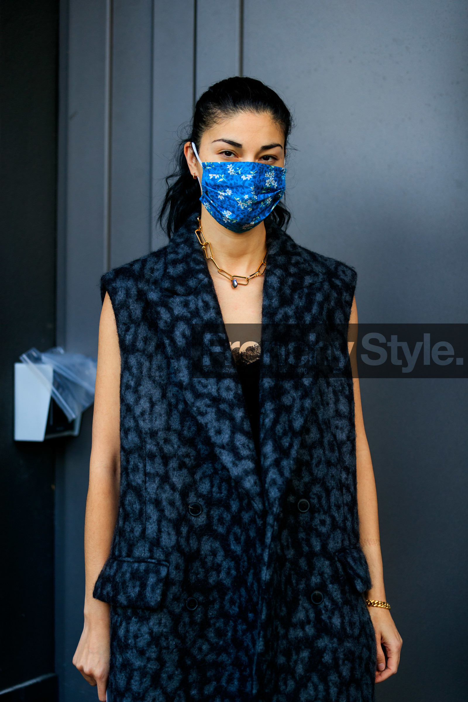 sleeveless coat, leopard printed coat, black coat, golden necklace, big chain necklace, pearl necklace, covid face mask, caroline issa, street style, jonathan paciullo, FW, frenchystyle, fashion week, MFW, MILAN, SPRING SUMMER 2021, SS 21, vertical, detail