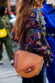 camel bag, erika boldrin, graphic bag, graphic shirt, jw anderson, leather bag, long hair, multicolor shirt, printed bag, printed shirt, trousers, fashion week, frenchystyle, FW, jonathan paciullo, street style, LFW, LONDON, SPRING SUMMER 2019, SS 19, vertical, detail, atmosphere details
