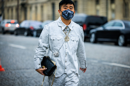 printed mask, chanel, haute couture, chanel bag, classic bag, mini bag, crossbody bag, silver bag, micro bag, silver shirt, silver pants, chanel necklace, logo necklace, cross necklace, fashion week, frenchystyle, FW, jonathan paciullo, street style, PARIS, PFW, SPRING SUMMER 2022, SS 22, atmosphere details, detail, horizontal