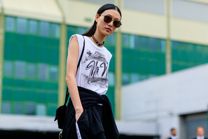 atmosphere details, black bag, black pants, black sweater, choker, detail, fashion week, frenchystyle, FW, horizontal, jonathan paciullo, LFW, LONDON, model, necklace, printed t shirt, sora choi, SPRING SUMMER 2017, SS 17, street style, sunglasses, sweatpants, tied up sweater, trousers, white t shirt, woman