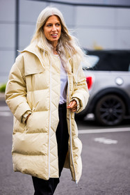 beige coat, beige puffer, black pants, coat, ecru coat, ecru puffer, flare pants, pants, pleated pants, puffer, quilted coat, quilted puffer, Sarah Harris, white t-shirt, PARIS, PFW, fashion week, frenchystyle, FW, jonathan paciullo, street style, SPRING SUMMER 2022, SS 22, vertical, atmosphere details