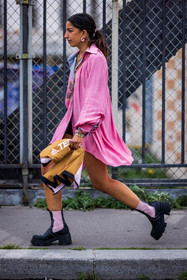 bag, bicolor boots, black boots, boots, bracelet, color, gold bag, gold earrings, gold necklace, leather boots, necklace, pink shirt, Selma Kaci, shirt, fashion week, frenchystyle, FW, jonathan paciullo, street style, PFW, PARIS, SPRING SUMMER 2022, SS 22, vertical, full length