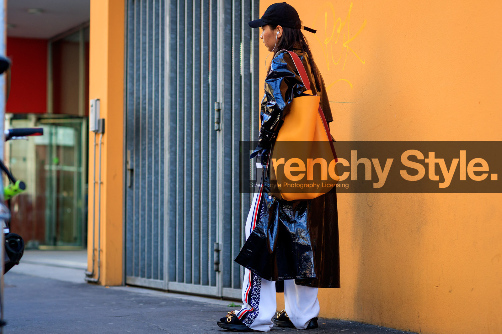 atmosphere details, AUTUMN WINTER 2017-2018, AW 17-18, back detail, black cap, black coat, black sandals, black shoes, chanel, FALL WINTER 2017-2018, fashion week, frenchystyle, full length, FW, FW 17-18, golden details, horizontal, jonathan paciullo, leather bag, leather shoes, MFW, MILAN, orange bag, street style, sweatpants, trousers, varnished leather, vinyl, white pants