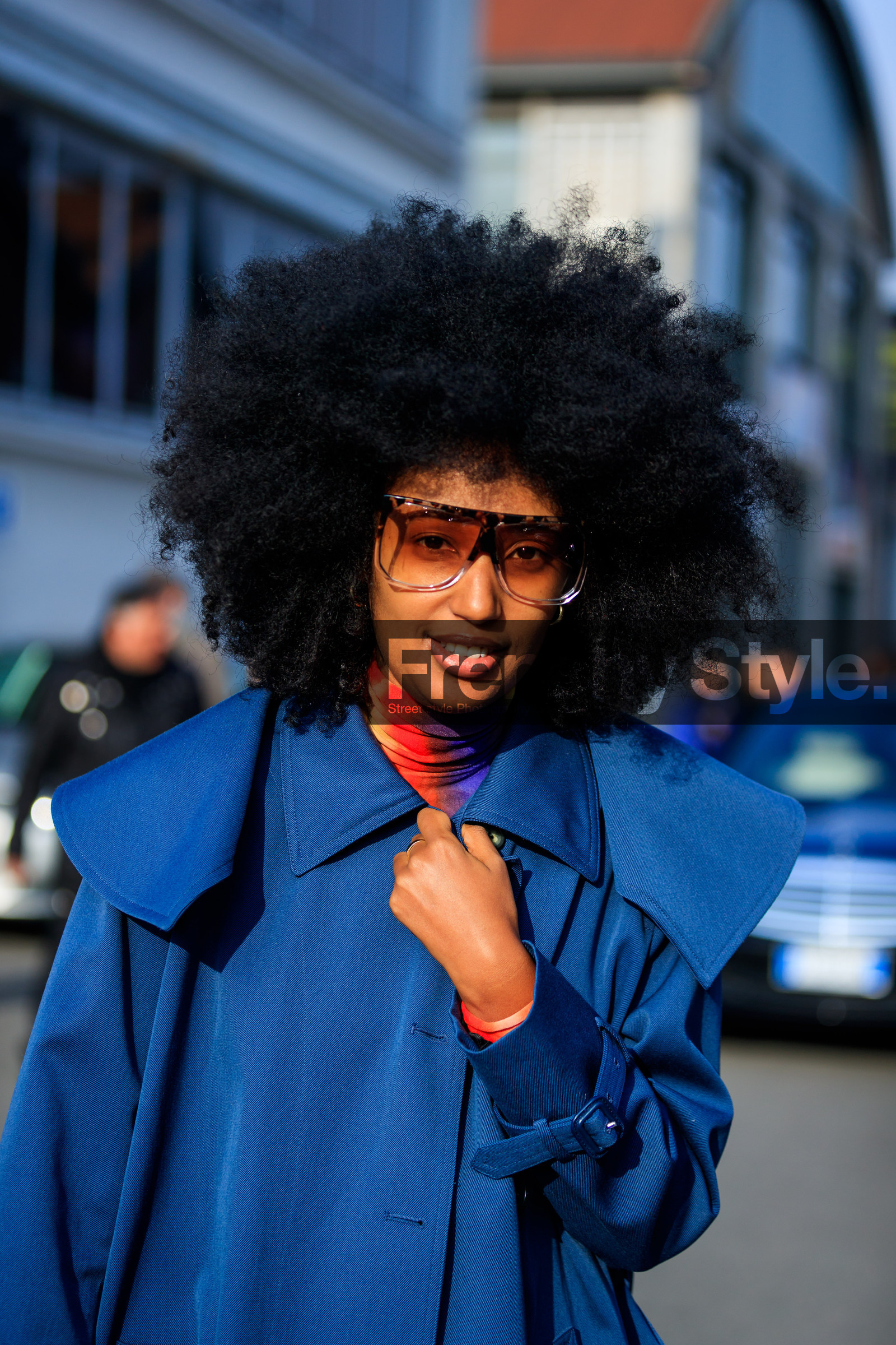 blue jacket, sunglasses, trench coat, afro hair, fashion week, frenchystyle, FW, jonathan paciullo, street style, MFW, MILAN, AUTUMN WINTER 2018-2019, FALL WINTER 2018-2019, FW 18-19, vertical, detail, atmosphere details, julia sarr jamois, julia sarr-jamois