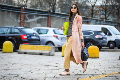 atmosphere details, AUTUMN WINTER 2016-2017, AW 16-17, beige pants, beige shoes, black bag, brown sweater, derbies, FALL WINTER 2016-2017, fashion week, frenchystyle, full length, FW, FW 16-17, horizontal, jonathan paciullo, leather bag, leather coat, LFW, linen, loafers, LONDON, MENSWEAR, pink coat, street style, sunglasses, trousers, turtleneck sweater