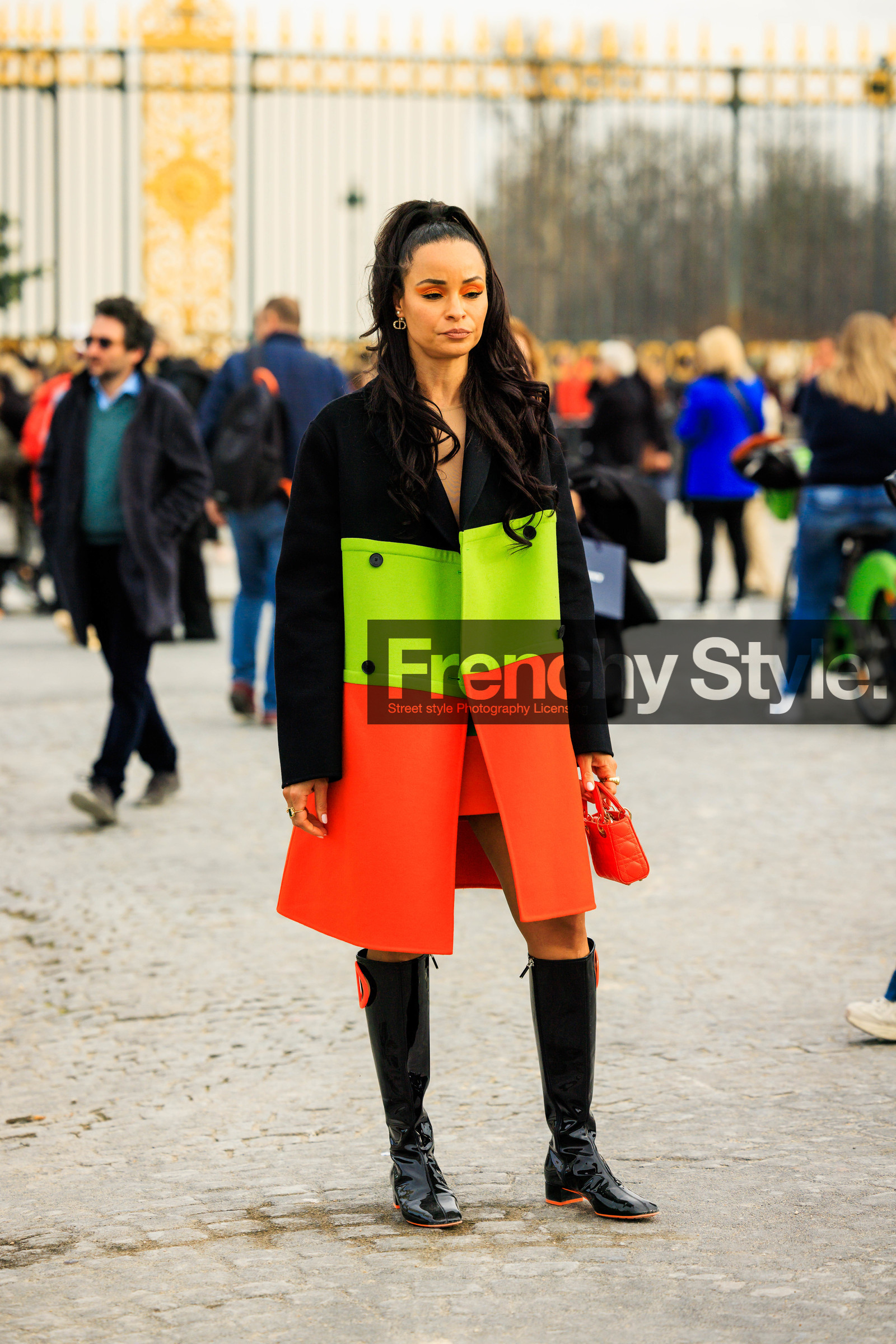 multicolor look, orange eyshadows, 70S look, black boots, orange bag, dior bag, lady dior bag, dior, striped coat, stripes dress, mini dress, orange coat, fluo green coat, beige and orange dress, fashion week, frenchystyle, FW, jonathan paciullo, street style, AUTUMN WINTER 2022-2023, FALL WINTER 2022_2023, FW 22-23, PFW, PARIS, vertical, full length