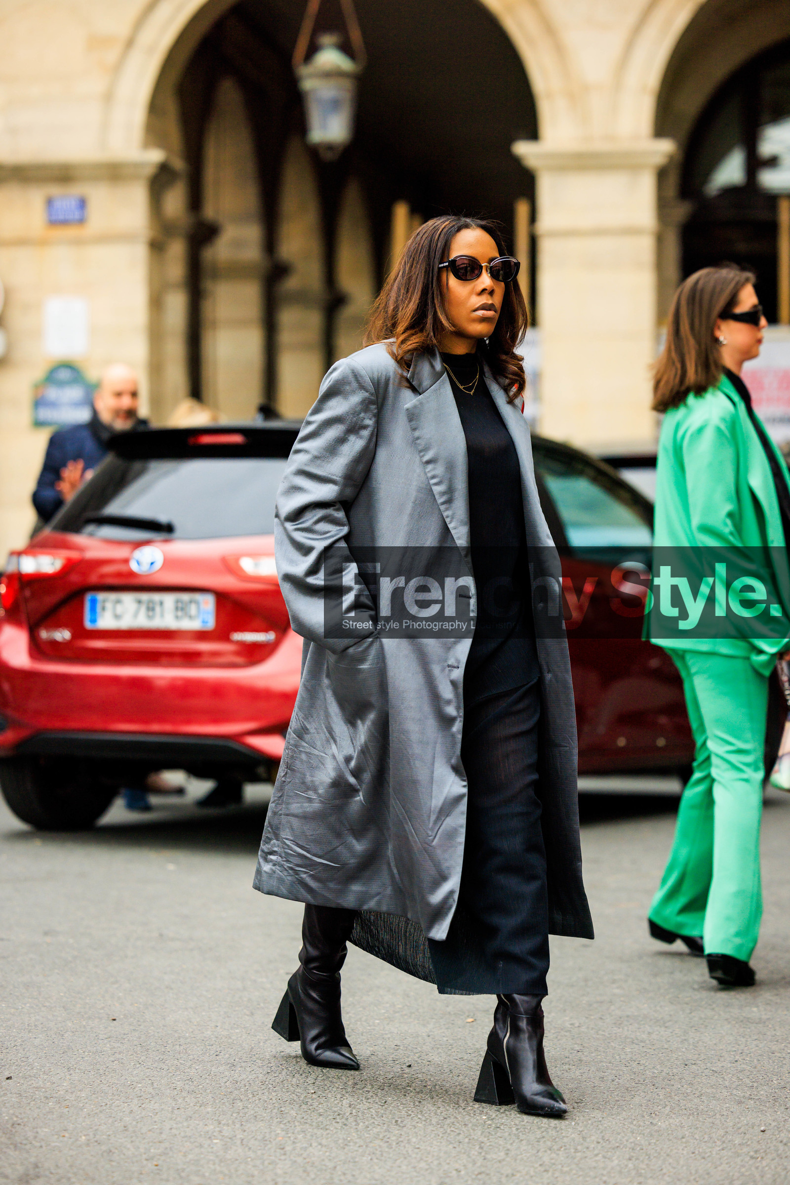 grey trench, leather trench, black dress, longdress, black boots, heeled boots, black sunglasses, street style, jonathan paciullo, FW, frenchystyle, fashion week, AUTUMN WINTER 2022-2023, FALL WINTER 2022_2023, FW 22-23, PFW, PARIS, full length, vertical