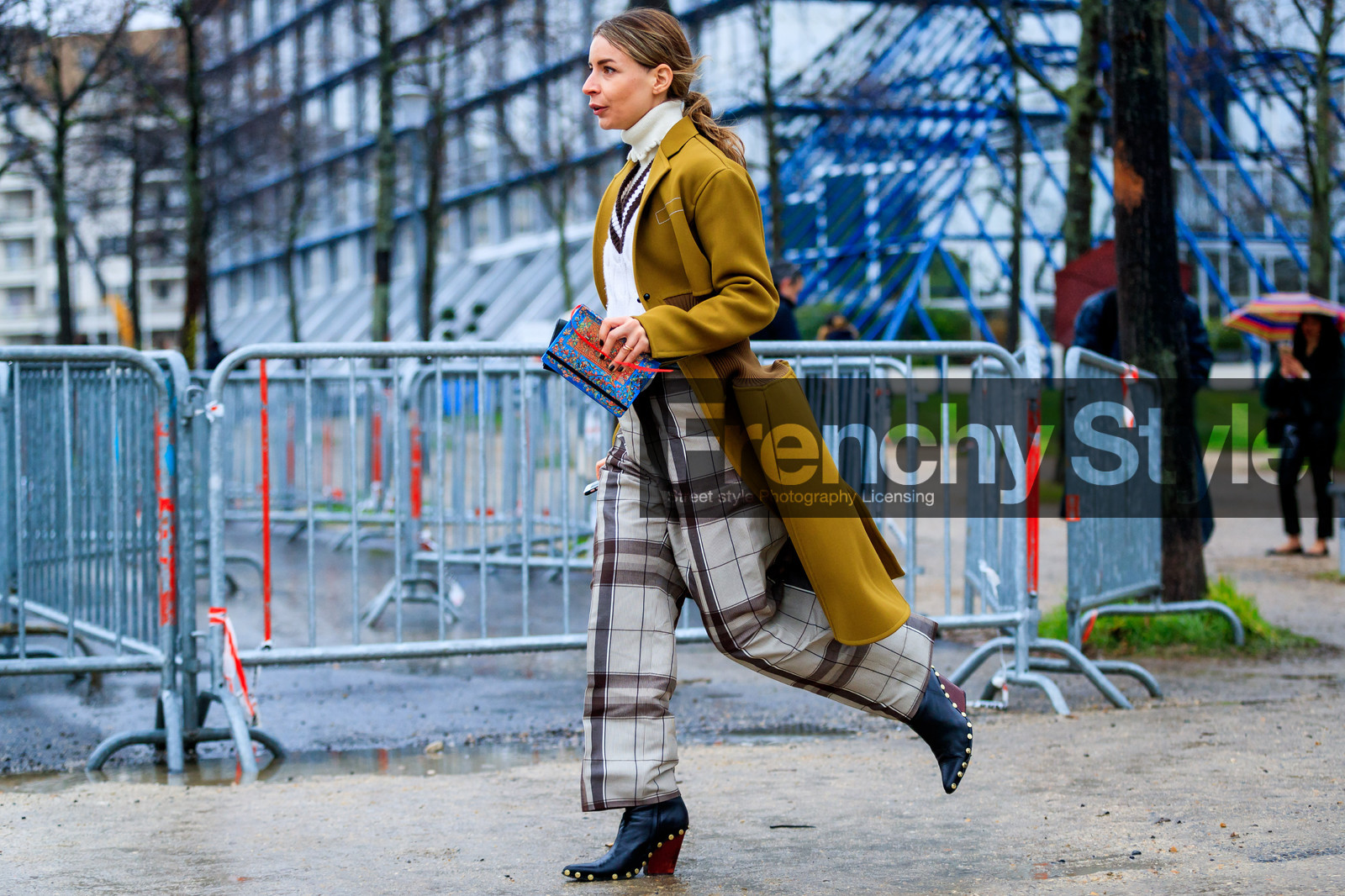 atmosphere details, AUTUMN WINTER 2017-2018, AW 17-18, beige pants, black shoes, blue bag, camel coat, checked pants, FALL WINTER 2017-2018, fashion week, frenchystyle, full length, FW, FW 17-18, graphic pants, high heels, horizontal, irina lakicevic, jonathan paciullo, leather bag, leather shoes, PARIS, PFW, plaid, printed bag, printed pants, street style, studs, tartan, trousers, white sweater