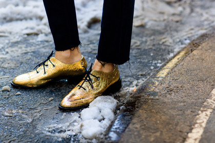 atmosphere details, AUTUMN WINTER 2017-2018, AW 17-18, black denim, denim pants, detail, FALL WINTER 2017-2018, fashion week, frenchystyle, FW, FW 17-18, golden derbies, horizontal, jeans, jonathan paciullo, leather shoes, NEW YORK, NYFW, shiny shoes, street style, trousers