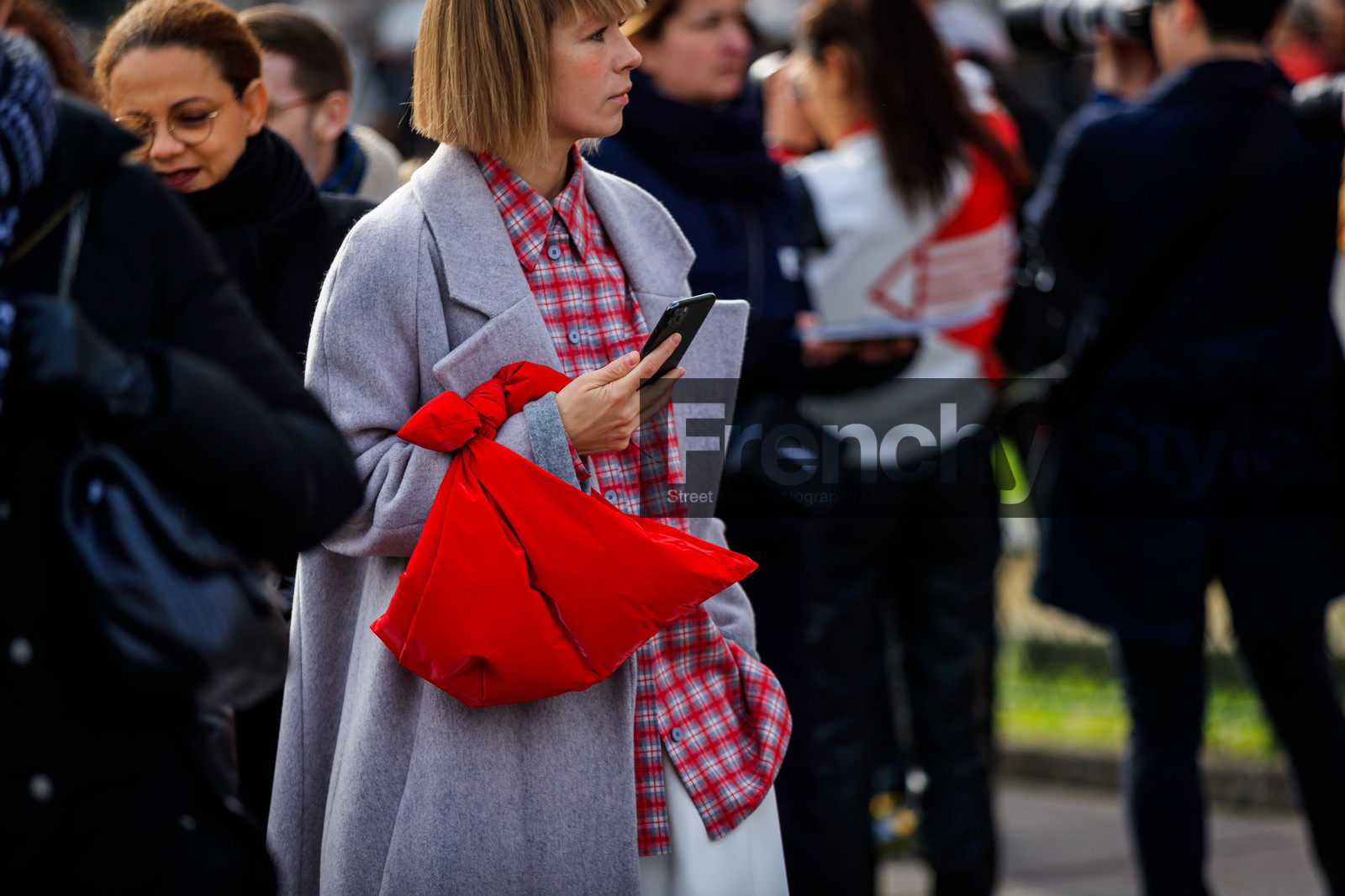 vika gazinskaya, light grey coat, light grey shirt, red shirt, red bag, round shape bag, knot details bag, checked shirt, satin bag, iphone, fashion week, frenchystyle, FW, jonathan paciullo, street style, PFW, PARIS, horizontal, atmosphere details, detail
