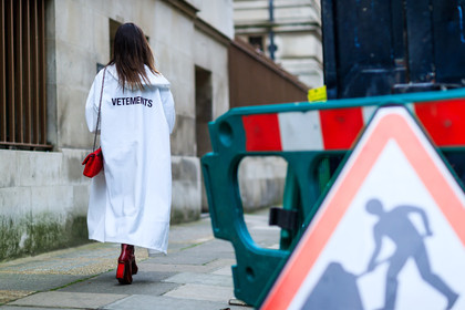 atmosphere details, chanel, detail, fashion week, frenchystyle, FW, high heels, horizontal, jonathan paciullo, leather bag, leather shoes, LFW, LONDON, red bag, red boots, SPRING SUMMER 2018, SS 18, street style, vêtements, white coat