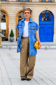 denim, denim jacket, oversize jacket, overshirt jacket, sleeveless jacket, blue jacket, white t-shirt, beige pants, carrot pants, loose pants, aviator glasses, golden clutch, margiela bag, scarf, hair scarf, brown scarf, beige scarf, printed scarf, chain strap sunglasses, golden strap sunglasses, fashion week, frenchystyle, FW, jonathan paciullo, street style, PFW, PARIS, SPRING SUMMER 2022, SS 22, vertical, full length