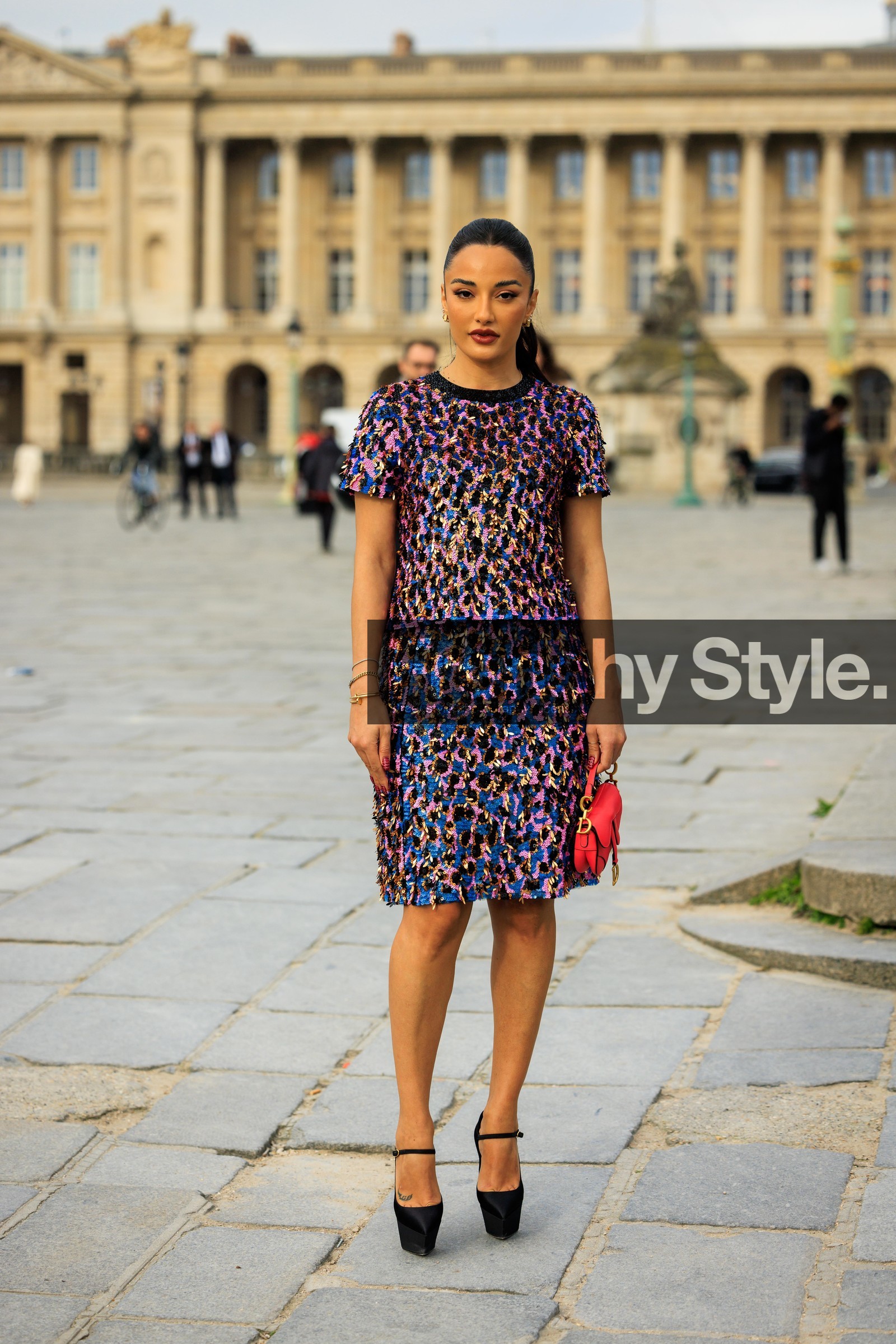 multicolor set, sequins set, midi skirt, multicolor shirt, embroidered set, mini dior bag, mini saddle bag, red bag, mini bag, dior, pony tail, black pumps, black heels, multiple bracelets, amina muaddi, fashion week, frenchystyle, FW, jonathan paciullo, street style, AUTUMN WINTER 2022-2023, FALL WINTER 2022_2023, FW 22-23, PFW, PARIS, vertical, full length