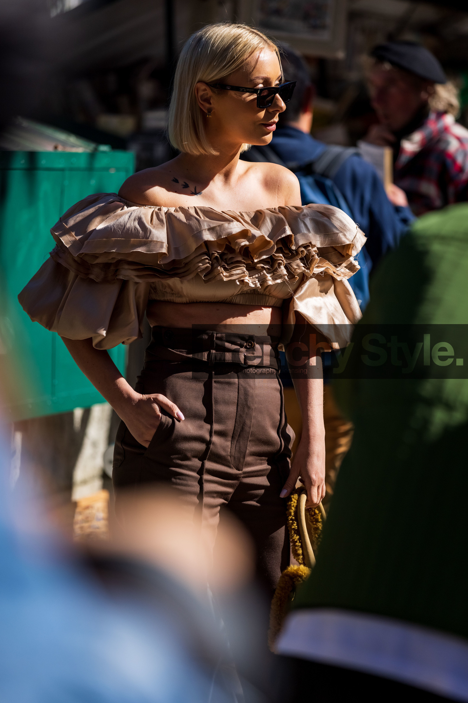 black sunglasses, brown pants, crop top, high waist, Justyna Czerniak, off shoulder top, pants, ruffled top, ruffles, sandals, square sunglasses, sunglasses, street style, jonathan paciullo, FW, frenchystyle, fashion week, PFW, PARIS, SPRING SUMMER 2022, SS 22, vertical, atmosphere details