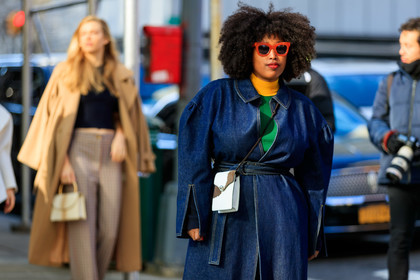 denim, denim jacket, denim trench coat, belted trench coat, navy blue jacket, navy blue trench coat, green pullover, yellow pullover, crossbody bag, fur bag, animal printed bag, brown bag, white bag, red sunglasses, fashion week, frenchystyle, FW, jonathan paciullo, street style, FALL WINTER 2020-2021, AUTUMN WINTER 2020-2021, FW 20-21, horizontal, atmosphere details, detail, NYFW, NEW YORK