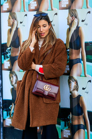 black pants, bordeaux, brown coat, brown fur, burgundy, Fur coat, gucci, leather bag, red bag, trousers, street style, jonathan paciullo, FW, frenchystyle, fashion week, LFW, LONDON, AUTUMN WINTER 2019-2020, AW 19-20, FW 19-20, FALL WINTER 2019-2020, vertical, atmosphere details, detail