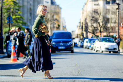 atmosphere details, AUTUMN WINTER 2017-2018, AW 17-18, black skirt, Charlotte Groeneveld, chloe, FALL WINTER 2017-2018, fashion week, frenchystyle, full length, FW, FW 17-18, golden shoes, graphic bag, green sweater, high heels, horizontal, jonathan paciullo, leather bag, leather shoes, PARIS, PFW, printed bag, psychedelic, street style, yellow bag