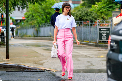 leather bag, leather shoes, pink bag, pink pants, red shoes, trousers, white t shirt, street style, jonathan paciullo, FW, frenchystyle, fashion week, NYFW, NEW YORK, SPRING SUMMER 2019, SS 19, atmosphere details, horizontal, full length
