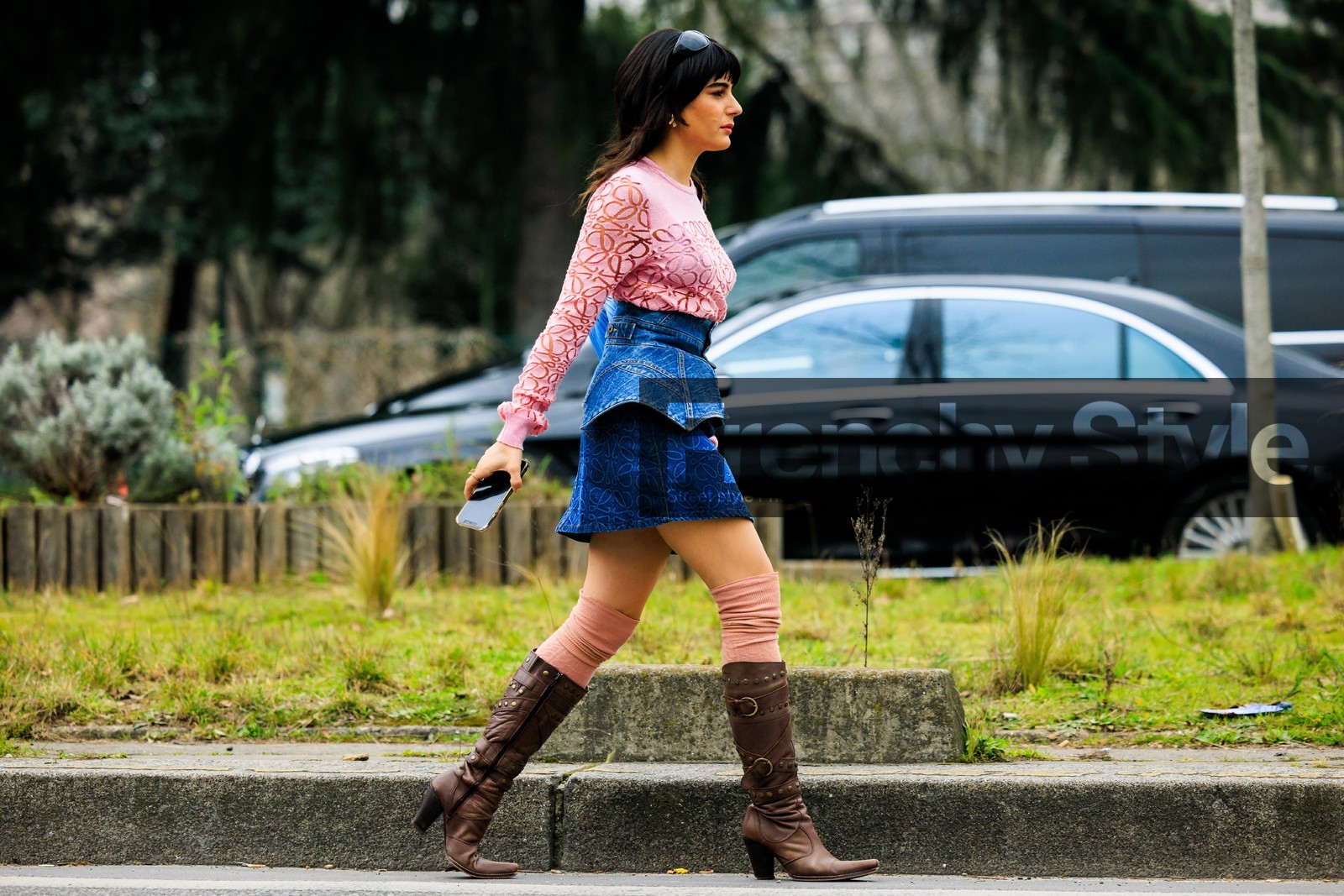 black sunglasses, loewe top, pink top, mini skirt, corset belt, denim belt, denim skirt, pink socks, brown boots, maria bernad, street style, jonathan paciullo, FW, frenchystyle, fashion week, AUTUMN WINTER 2022-2023, FALL WINTER 2022_2023, FW 22-23, PFW, PARIS, horizontal, atmosphere details, full length