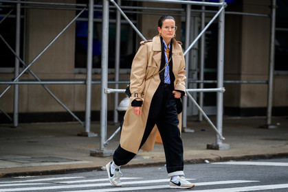Lucy Chadwick, loose pants, beige trench coat, black jacket, blue shirt, white shirt, striped shirt, nike shoes, white sneakers, golden chain strap bag, golden earrings, golden frame glasses, golden necklace, crossbody bag, hoop earrings, multi necklace, charms necklace, beige sneakers, suede sneakers, fashion week, frenchystyle, FW, jonathan paciullo, street style, NYFW, NEW YORK, AUTUMN WINTER 2020-2021, FALL WINTER 2020-2021, FW 20-21, horizontal, atmosphere details, full length