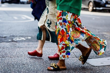 clogs, red, sandals, black, flowers, print, fashion week, frenchystyle, FW, jonathan paciullo, street style, SPRING SUMMER 2022, SS 22, LFW, LONDON, horizontal, atmosphere details, detail