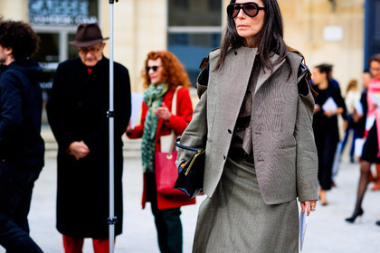 atmosphere details, AUTUMN WINTER 2017-2018, AW 17-18, black bag, detail, FALL WINTER 2017-2018, fashion week, frenchystyle, FW, FW 17-18, graphic jacket, grey jacket, horizontal, jonathan paciullo, leather bag, PARIS, PFW, street style, sunglasses, Véronique Tristram
