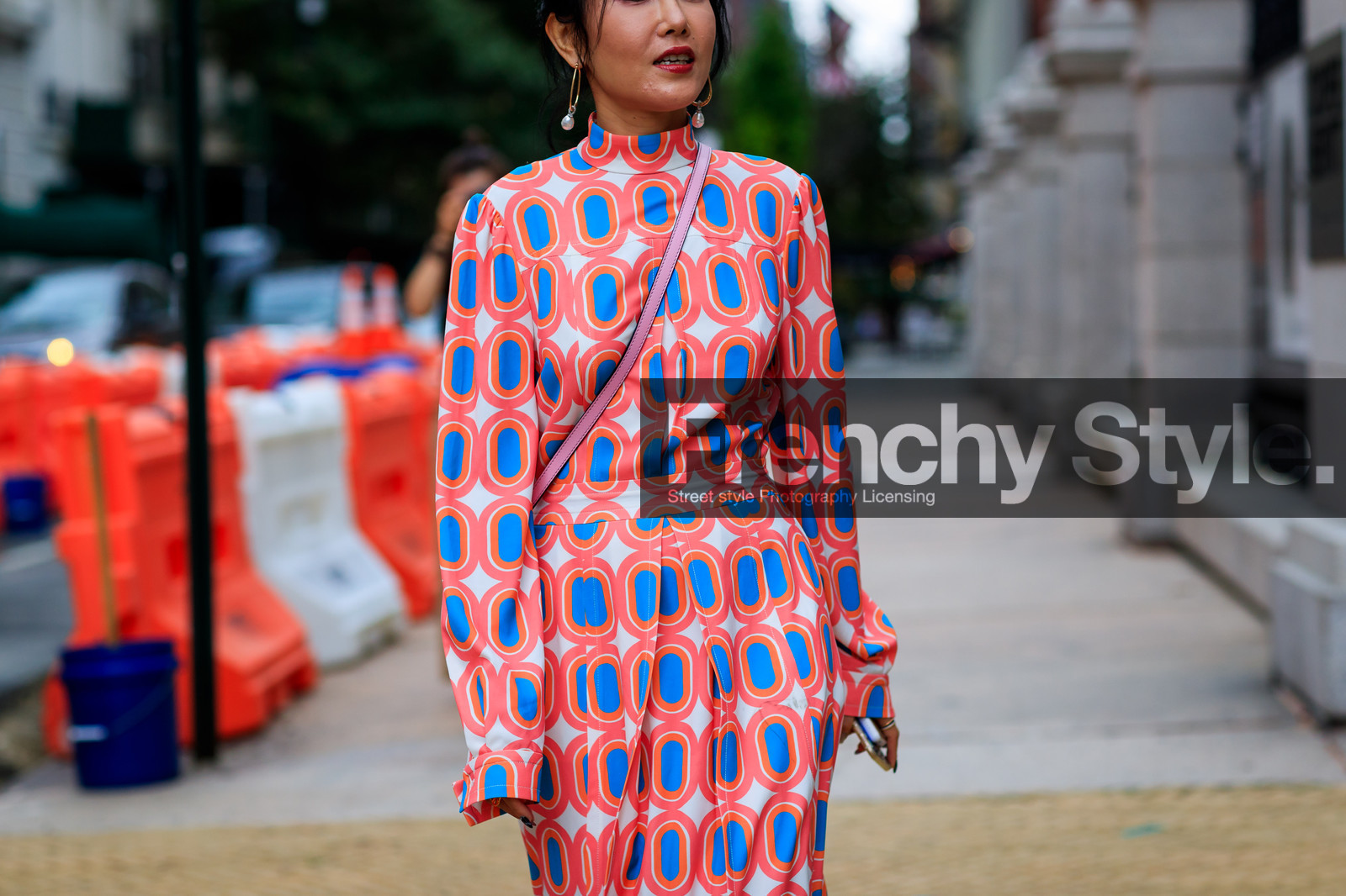 earrings, graphic dress, pink dress, printed dress, fashion week, frenchystyle, FW, jonathan paciullo, street style, NYFW, NEW YORK, SPRING SUMMER 2019, SS 19, atmosphere details, horizontal, detail