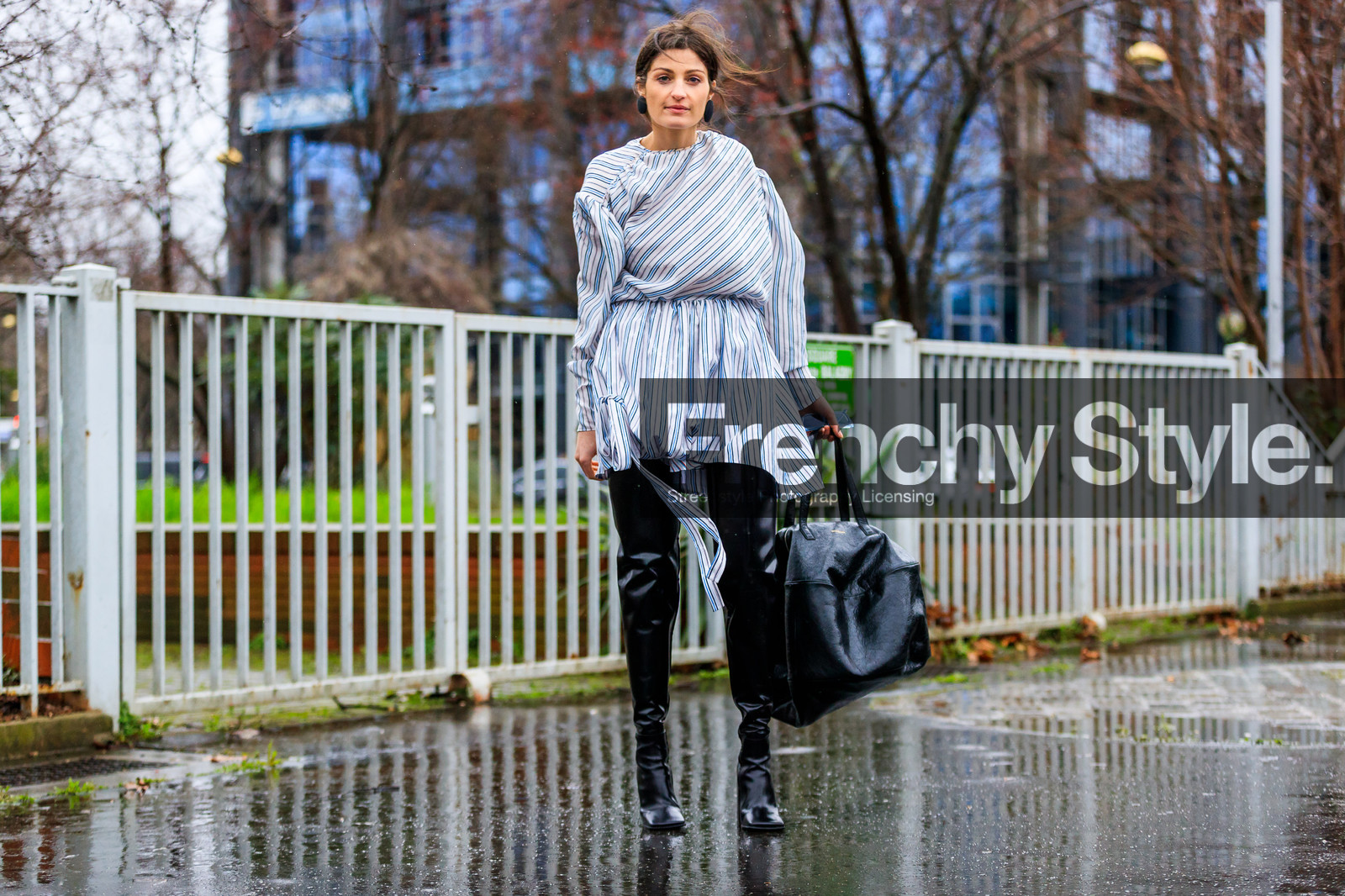 atmosphere details, AUTUMN WINTER 2017-2018, AW 17-18, black bag, black shoes, blue shirt, FALL WINTER 2017-2018, fashion week, frenchystyle, full length, FW, FW 17-18, graphic shirt, high boots, high heels, horizontal, jonathan paciullo, leather bag, leather shoes, PARIS, PFW, printed shirt, street style, striped shirt, trousers, varnished leather shoes