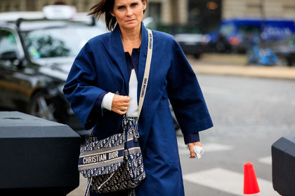 navy blue bag, navy blue trench coat, kimono jacket, long jacket, long kimono, crossbody bag, monogrammed bag, logo printed bag, dior bag, fashion week, frenchystyle, FW, jonathan paciullo, street style, PFW, PARIS, SPRING SUMMER 2022, SS 22, horizontal, atmosphere details, detail